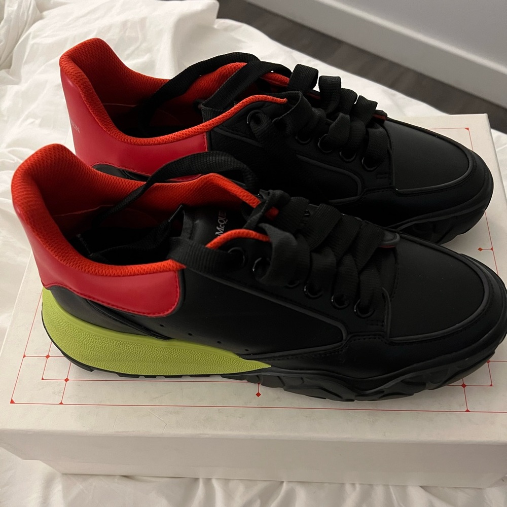 New Alexander McQueen sneaker size 40! Brand New! Very trendy and cool!